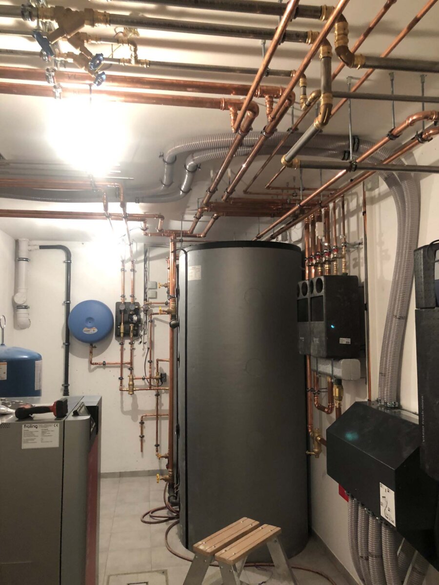Boiler montiert von Sanitär - Heizung